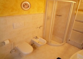 Резиденции - San Giovanni di Fassa - Pera. Квартира № 4: ванная комната с душевой кабиной.