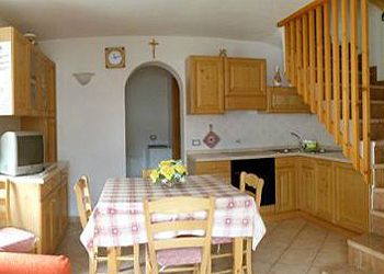 Appartamento a Canazei. Si trova al 1°piano della casa, su due livelli.
Al piano superiore sono situate una camera matrimoniale con balcone,
bagno con doccia e camera singola con 2 letti e balcone.
Al piano inferiore, bagno con doccia, lavatrice, soggiorno con tv 
satellitare e angolo cucina completo di lavastoviglie,
forno e piano cottura elettrico.
