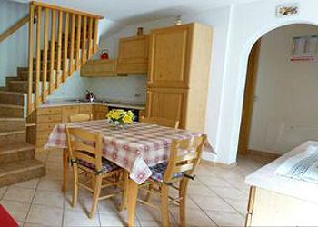 Majon del Tisler - Es befindet sich im 1. Stock des Hauses auf zwei Ebenen angeordnet.
Im Obergeschoss gibt es einen Doppelzimmer mit Balkon, Badezimmer mit Dusche und ein Schlafzimmer mit 3 Einzelbetten.
Untergeschoss gibt es ein Badezimmer mit Dusche, die Waschmaschine, Wohnzimmer mit Sat-TV, Balkon, Küchenzeile mit Geschirrspüler, Backofen und Elektroherd.
