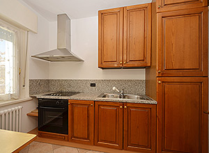 Condominio Zorzi - Cucinino con frigo, freezer, forno, piastre in vetroceramica  e lavapiatti.