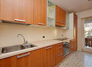 Appartamento a Moena. La cucina è dotata di frigo, freezer, piastre in vetroceramica, lavapiatti, bollitore elettrico e forno a micro-onde.