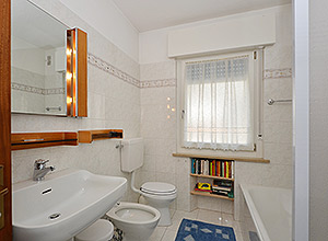 Condominio Zorzi - Bagno principale con lavandino, bidet,  doccia. Vi è anche un altro bagno più piccolo  con doccia