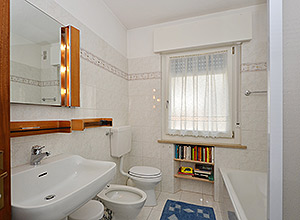 Appartamento a Moena. Bagno principale con lavandino, bidet,  doccia. Vi è anche un altro bagno più piccolo  con doccia