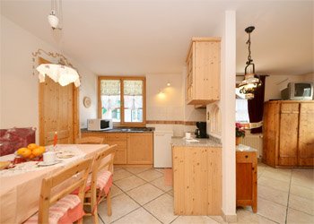 Apartment in Canazei. Threerooms Resa ladina kitchen area with dishwasher, refrigerator/freezer, 4 elektric plate for cooking, Microwave