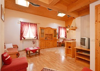 Chalet Tobià de Vale - Vierzimmer Wohnung Azola da mont
140 qm.
Wohnzimmer mit Kuechenecke