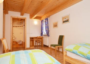Wohnung - Canazei. Azola da mont
Dritte Doppelzimmer mit 2 Singelbetten und private Badezimmer (mit Dousche)