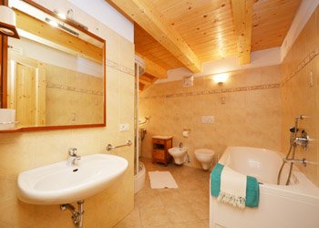 Appartamento a Canazei. Azola da mont 
Bagno grande con vasca da bagno e cabina doccia con ydromassaggio e bagno tuco, lavatrice