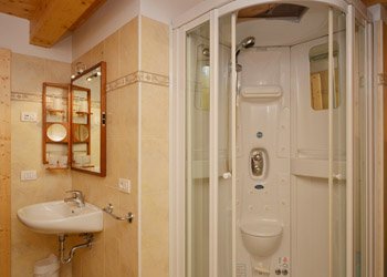Chalet Tobià de Vale - Azola da mont
Grosse Badezimmer mit Dousche kabinen mit ydromassage und Dampfbad und Badewanne