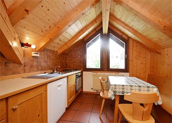 Wohnung - Canazei. Kueche mit Blick zur San Florian Platz und Kirche.
Speulmaschine und Microwawe.