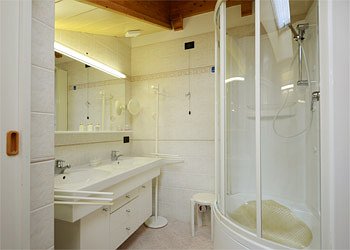Appartamento a Moena. Bagno con doccia idromassaggio. L'appartamento dispone di due bagni uguali.