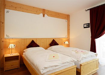 Appartamento a Canazei. Camera nome VERNEL per 4 pax
composta da 2 camere con un'unico bagno con doccia idromassaggio e un'unica entrata .