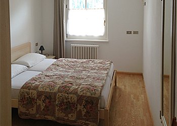 Appartamento a Campitello di Fassa. La prima camera matrimoniale con bagno dedicato