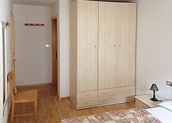 Appartamento a Campitello di Fassa. Altra immagine della prima camera matrimoniale con ingresso al bagno