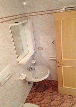 Appartamento a Campitello di Fassa. Il bagno della prima camera matrimoniale