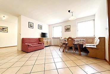 Appartamento a Moena. Appartamento con 1 matrimoniale, ampio e luminoso soggiorno con separè in muratura e letto matrimoniale, tv, angolo cottura, bagno.

Servizi in appartamento: doccia, lavatrice, asciugacapelli, ferro da stiro, asse da stiro, TV, lavastoviglie, frigo, fornelletto elettrico, forno, forno microonde, tostapane, stoviglie, porcellane, pentolame.