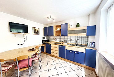 Appartamento a Moena. Appartamento con 1 camera matrimoniale, 1 camera doppia, soggiorno con divano letto (2 persone) ed angolo cottura, bagno.

Servizi in appartamento: doccia, lavatrice, asciugacapelli, ferro da stiro, asse da stiro, TV, lavastoviglie, frigo, fornelletto elettrico, forno, forno microonde, tostapane, stoviglie, pentolame, WiFi GRATUITO.