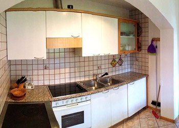 Appartamento a San Giovanni di Fassa - Pozza. L' appartamento è dotato di due camere da letto, una matrimoniale e una matrimoniale o con letti separati, ampio bagno con vasca e box doccia separati, spazioso soggiorno dotato di divano letto ( singolo o matrimoniale) e cucina abitabile