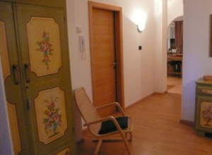 Appartamento a San Giovanni di Fassa - Pera. Comodo disimpegno arredato con mobili dipinti 