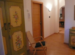 Appartamento a San Giovanni di Fassa - Pera. Comodo disimpegno arredato con mobili dipinti