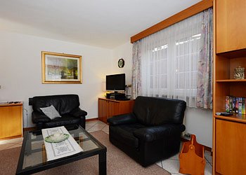 Appartamento a Moena. Include inoltre:
- zona lavanderia con lavatrice e kit per stendere/stirare;
- parcheggio esterno riservato;
- deposito sci;
- riscaldamento autonomo;
- giardino con arredo; 
- bidoni per la raccolta differenziata (Vi preghiamo di prestare la massima attenzione nella gestione dei rifiuti);
- connessione internet Wi-Fi;
- pulizie finali, biancheria da letto, da cucina e da bagno inclusi nel prezzo.

NON si accettano carte di credito.
