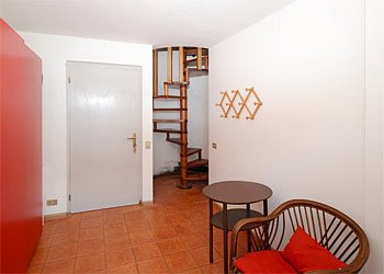 Appartamento a Soraga. PREGASI NOTARE:
1. la scala a chiocciola dalla stanza di ingresso al soggiorno pone limitazioni all'accessibilità. Utenti anziani o con bambini piccoli devono prestare attenzione. Accesso difficoltoso per le culle.
2. A causa della limitata altezza di piano in certi punti, l'utilizzo di alcuni sanitari in bagno richiede particolare attenzione. Lo stesso in angolo cottura per persone più alte di m.1,80.
3. All'interno è vietato fumare.
4. Il parcheggio è solo esterno.
