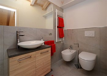 Appartamento a Soraga di Fassa. Bagno zona notte.