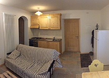 Cate appartamento - Soggiorno con angolo cottura e televisione