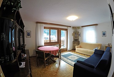 Wohnung - Canazei. Das Wohnzimmer ist geräumig und leuchtend, mit TV-SAT, Tisch, Sofa und Sessel.