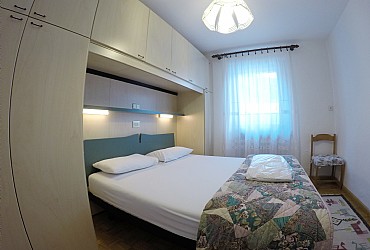 Majon di Roces - Das Schlafzimmer ist mit einem enthaltenden und weiten Schrank ausgestattet. Vom Fenster hat man eine direkte Aussicht auf den Hausgarten.