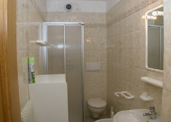 Appartamento a San Giovanni di Fassa - Pozza. Bagno con doccia