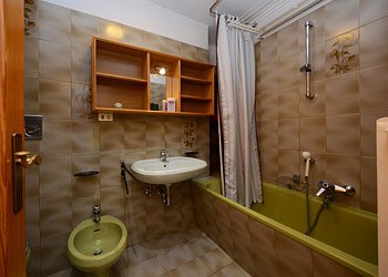 Appartamento a Campitello di Fassa. Bagno con vasca e lavatrice.
