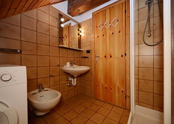 Residence a Moena. 2.servizio con doccia
