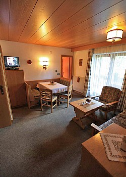 Residence - Canazei. Die Wohnung ca. 80 qm. groß (max. 6 Personen) befindet sich im 2. Stock des Hauses und hat einen großen Balkon nach Süden. Sie setzt sich zusammen aus einem Schlafzimmer mit großem Doppelbett (2,10 m x 2,00 m), großer Kleiderschrank (3 m.) mit Schiebetüren und Spiegeltüren, -ein zweites Schlafzimmer mit großem Doppelbett, großer Kleiderschrank, Ausziehcouch, Sitzecke, Frisiertoilette, -ein Wohnzimmer mit Ausziehcouch, Sitzecke, Essecke, diverse Schränke, -eine Küche mit Türe zum Wohnzimmer, mit Heißluftbackofen mit Grill, Glaskeramik-Elektrokochplatten, Geschirrspüler, Spüle, Kühlschrank, -zwei Bäder jeweils mit Fenster, Duschkabine, runder Eckbadewanne, Waschbecken, WC und Bidet. Die Bäder sind leichte Mansarde. Die Wohnung verfügt außerdem über zwei Abstellräume, zwei Telefone, zwei Fernseher.