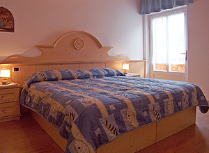 Ciasa Weber - spaziosa camera matrimoniale, possibilità del terzo letto;balcone
