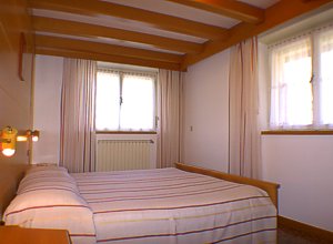 Appartamento a Moena. Appartamento al pianterreno:
camera da letto matrimoniale