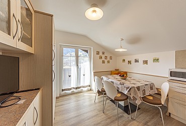 Appartamento a Moena. Appartamento tipo 3 50 mq. al 2° piano:
l'angolo pranzo nella cucina.