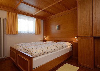 Appartamento a Moena. Appartamento tipo 3 50 mq. al 2°piano:
la camera da letto matrimoniale