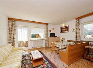 Appartamento a Canazei. L'appartamento è situato al primo piano con superficie utile di mq 57 : è composto di cucina/soggiorno , una camera matrimoniale con portafinestra per il balcone, una stanza a tre letti, un bagno completo con doccia ed  asciugacapelli, un secondo piccolo WC ospiti  completo di lavandino e lavatrice, corridoio di disbrigo e balcone a sud e sud/ovest.
A disposizione cassaforte a muro.
Arredo cucina con lavastoviglie e frigorifero a colonna  completo di vano freezer da 40 litri. Piano cottura in vetroceramica.