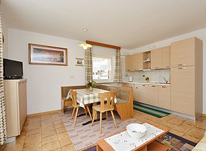 Appartamento a Canazei. Cucina soggiorno - angolo cottura.