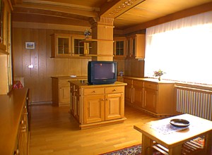 Appartamento a Canazei. L'appartamento è situato al primo piano ( a fianco dell'appartamento Rosengarten) ha superficie utile di 75 mq - più balcone- : dispone di stube/soggiorno rivestita in legno completa di cucina, poi una stanza a due letti, un bagno completo di vasca con doccia più lavatrice, un secondo locale WC con annesso lavandino, corridoio di disbrigo, una ampia camera 3 posti - letto matrimoniale più un letto singolo ed accesso al balcone a sud .
A disposizione cassaforte a muro e SAT- TV da 32