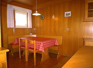 Appartamento a Canazei. Angolo pranzo della stube a fianco della cucina.