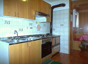 Appartamento a Canazei. Cucina della stube : dispone di freezer,forno elettrico e lavastoviglie.
