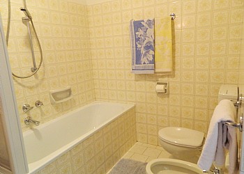 Apartment in Canazei. bathroom with bathtub / shower