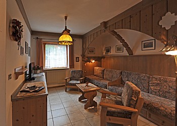Residence a Moena. stanza da letto con spazio soggiorno