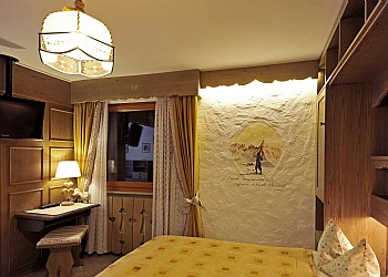 Residence a Moena. letto matrimoniale