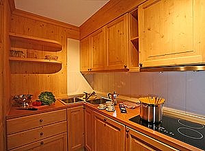 Appartamento a Canazei. angolo cucina con vetro ceramica, lavastoviglie, micronde, macchina del caffe americano...