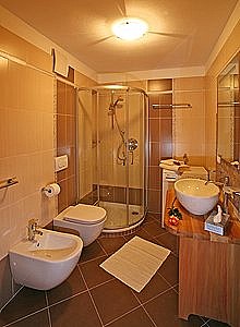 Appartamento a Canazei. bagno con tutti i confort, box doccia circolare, lavatrice e phon.