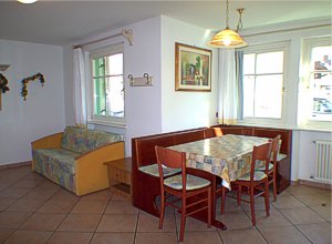 Residence a Campitello di Fassa. Appartamento nr. 1: giro panca e divano letto per 2 persone.