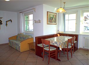 Residences in Campitello di Fassa. Apartment nr. 1: sofa for 2 people, table for 6 people.