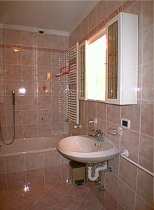 Residence a Campitello di Fassa. App. 1: bagno con vasca sito nell'anticamere.